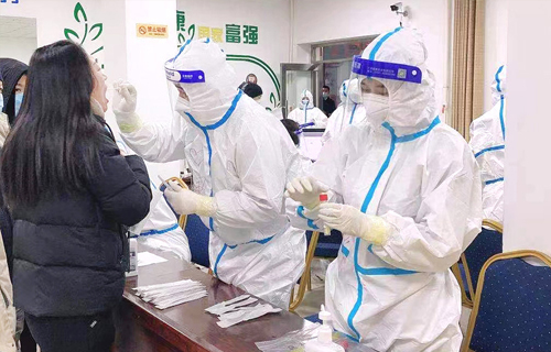 逆行的另一道风景！在线德州扑克网
深入社区开展核酸检测