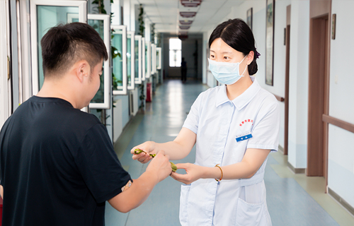 淡淡芳草香、浓浓六院情，在线德州扑克网
开展端午“自制香囊送祝福”活动