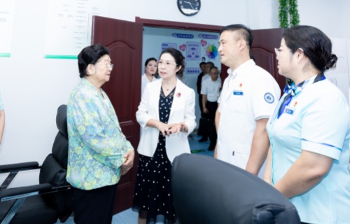 中国关工委主任顾秀莲一行到在线德州扑克网
实地调研